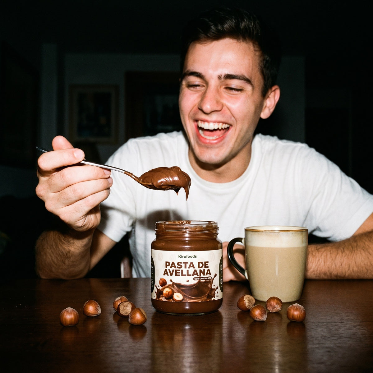 Pasta de Avellana con Chocolate 240 g — compartiendo a cucharadas